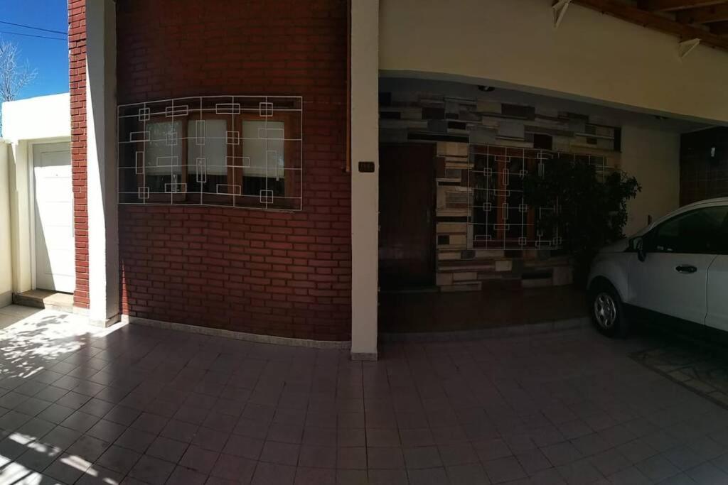 Casa amplia y cntrica para 2-6 personas. Cochera.