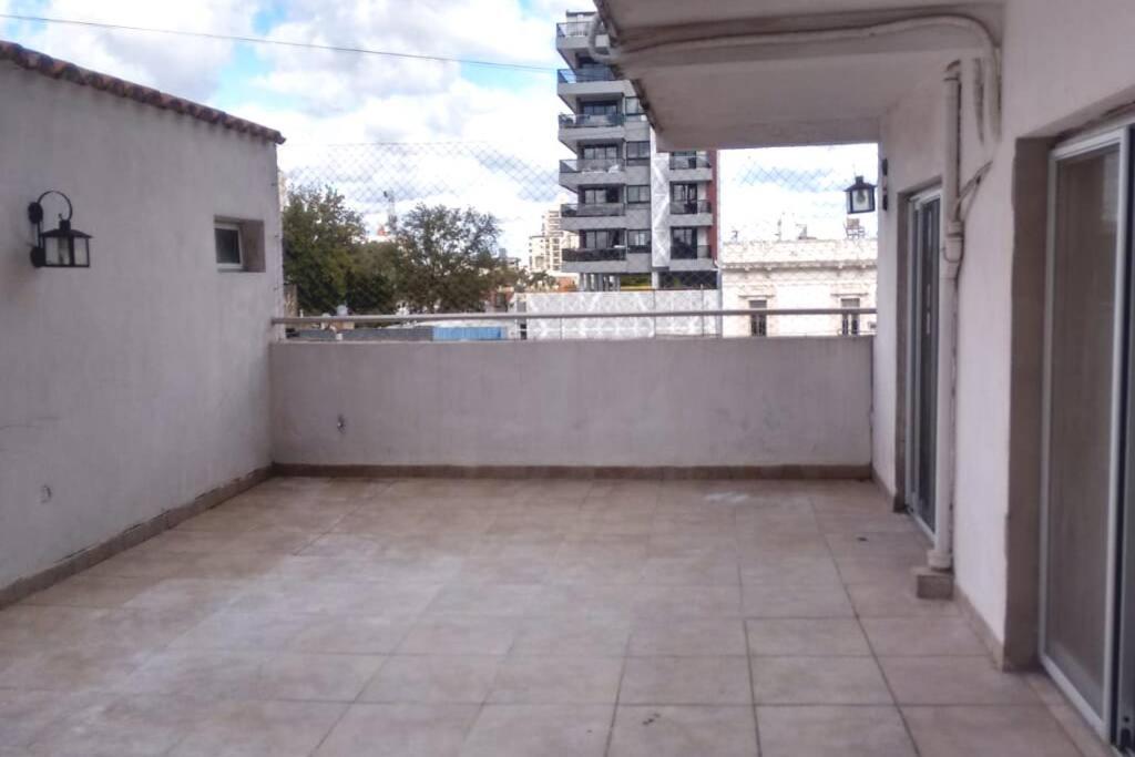 PLENO CENTRO CON PATIO GRANDE Y COCHERA!