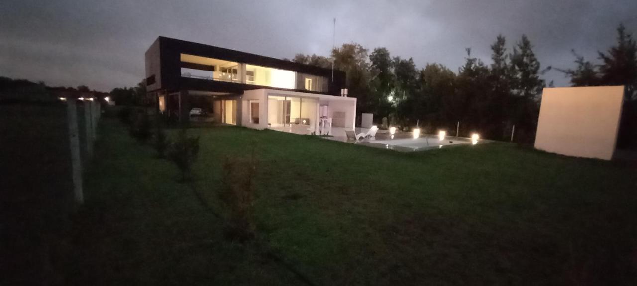 Casa Moderna estilo minimalista luminosa y espaciosa