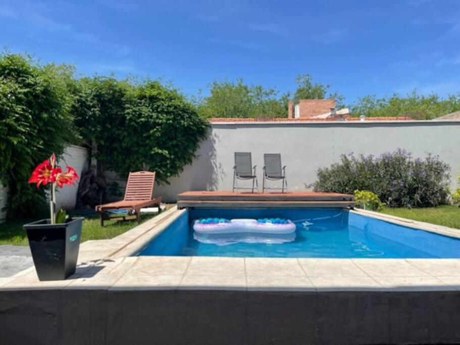 Hermosa casa en la Ciudad con piscina y jardn.