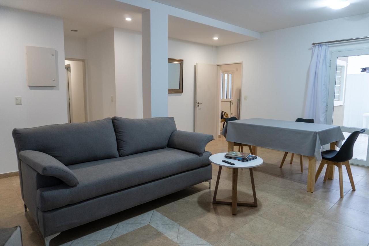 LINEA RECTA SUR - Departamento 2- Amplio, luminoso, patio y parrilla