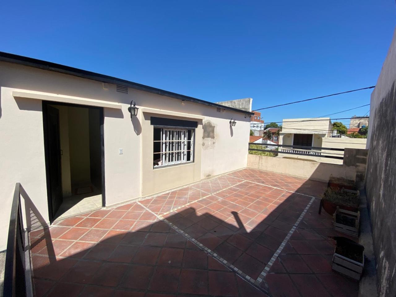 Monoambiente con terraza cerca de todo
