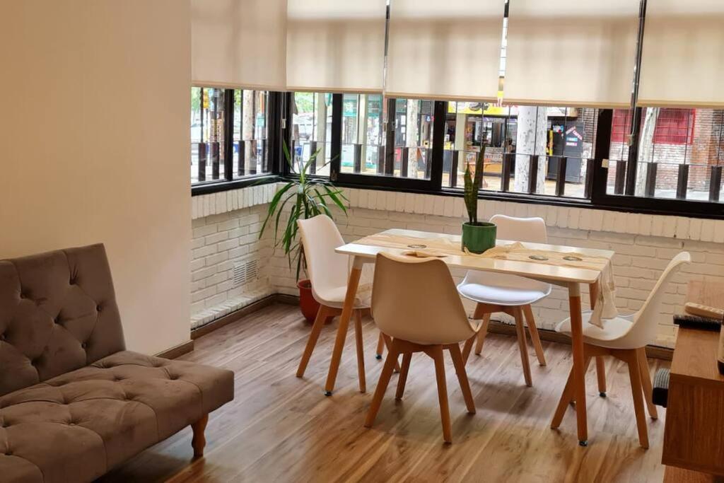 Departamento frontal en Planta Baja, frente a plaza independencia