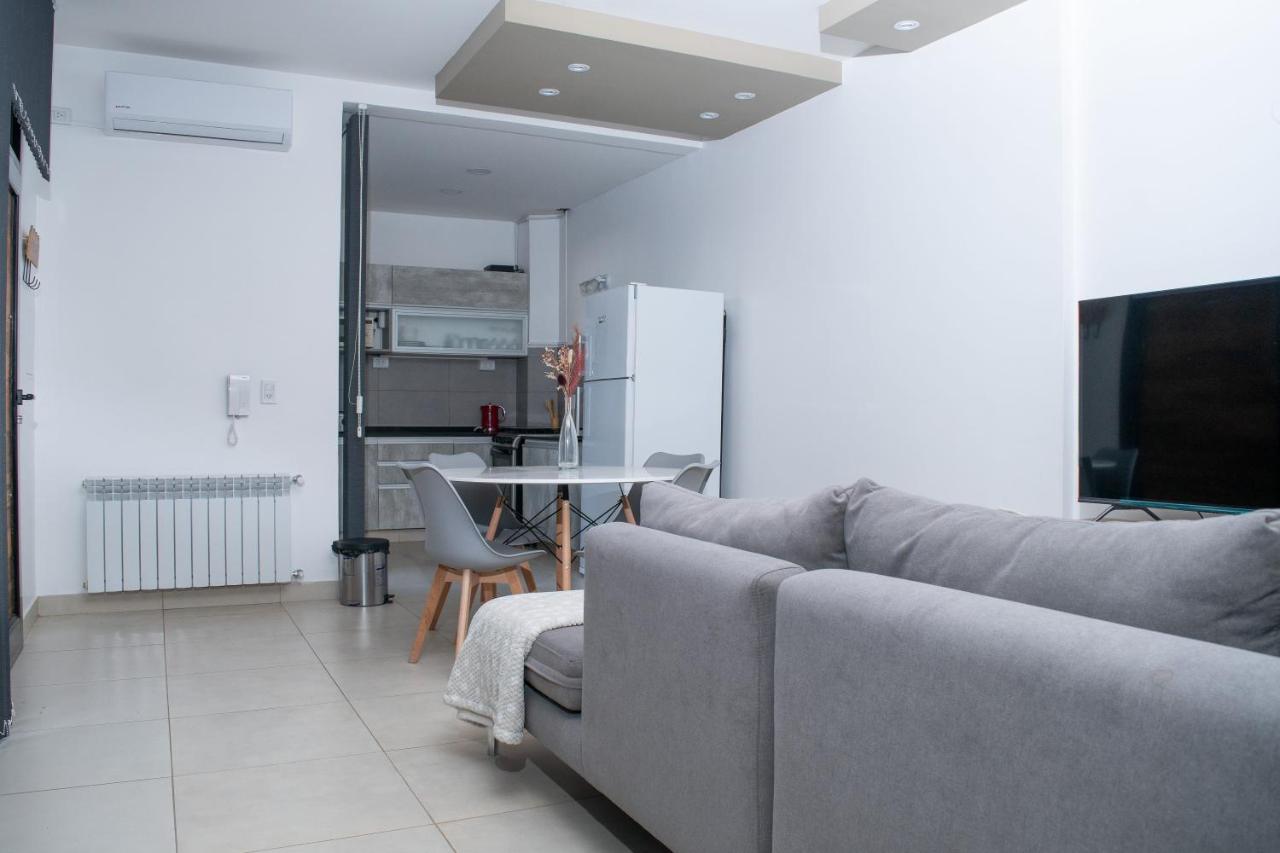 Hermoso departamento, con cochera y patio peque�o.