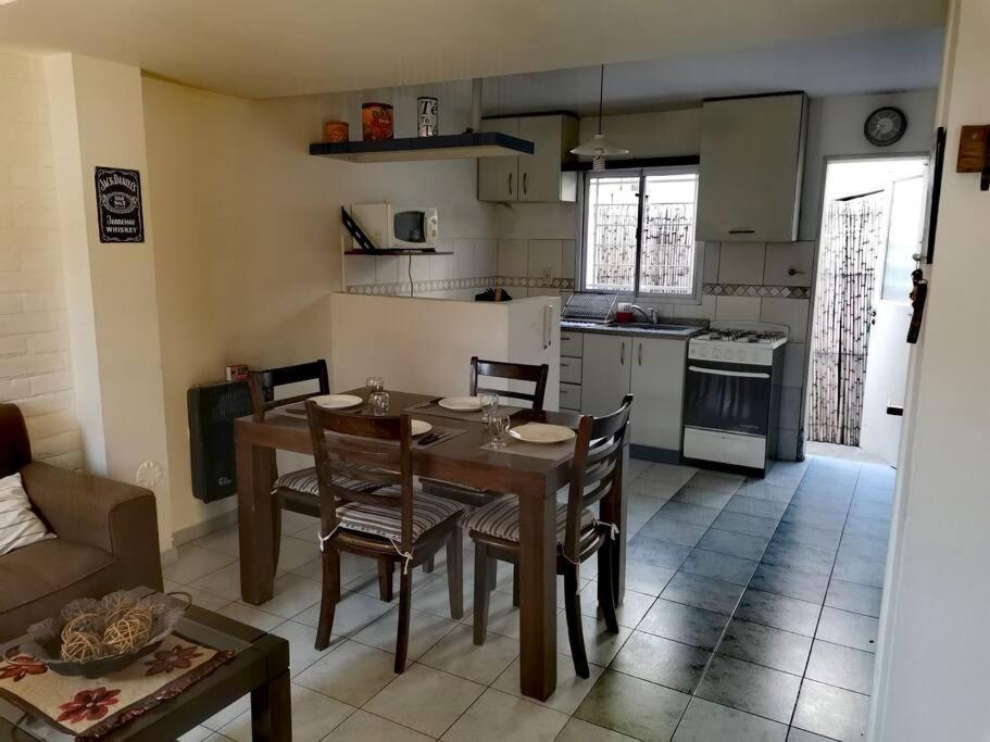 Lo de Cruz - Duplex 4 pers - cochera 2 Dorm - 2 ba�os - us 100 x noche dolar oficial