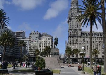 Plaza Independencia y la Puerta de la Ciudadela. Que hacer en Montevideo