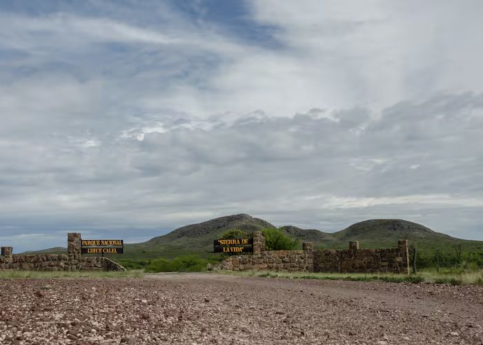 Un oasis con paisaje serrano y senderos ideales para caminatas