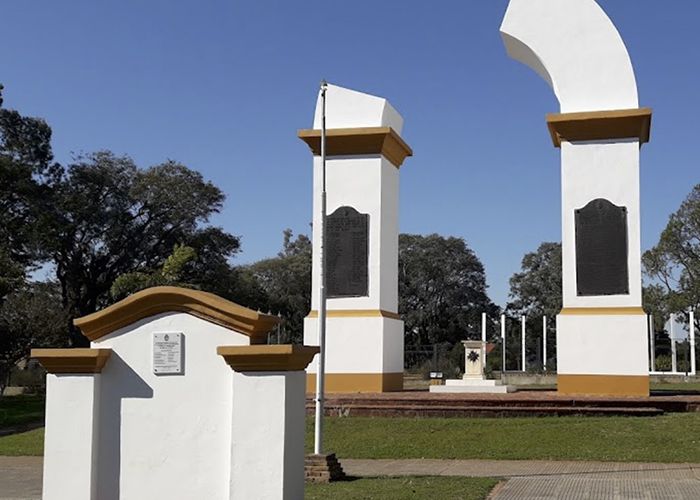 Visitar Arco Trunco a los h�roes de Malvinas - Qu� hacer en Yapey�